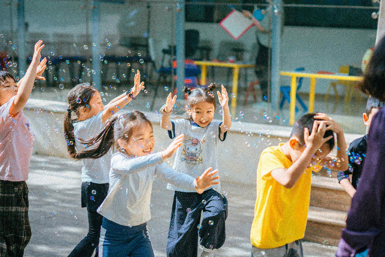 英创起点校区接待区与品牌墙